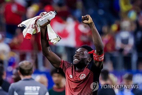 캐나다 축구대표팀의 에이스인 알폰소 데이비스가 중요한 경기에서 대형사고를 쳤다. 팀의 승패를 좌우할 수 있는 승부차기에서 다섯 번째 키커로 나선 데이비스가 택도 없는 파넨카킥을 시도해 승부차기를 실축, 패배의 원흉이 되고 말았다. 캐나다는 우루과이와 2-2 접전을 벌인 끝에 승부차기로 승패를 갈랐는데, 이날 후반전 교체 투입돼 승부차기 다섯 번째 키커로 나선 데이비스는 황당한 파넨카킥으로 승부차기를 실축했다. 사진 연합뉴스