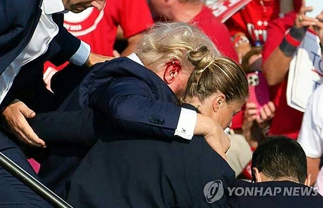 부축 받으며 유세장 떠나는 도널드 트럼프 전 미국 대통령    (Photo by Rebecca DROKE / AFP)