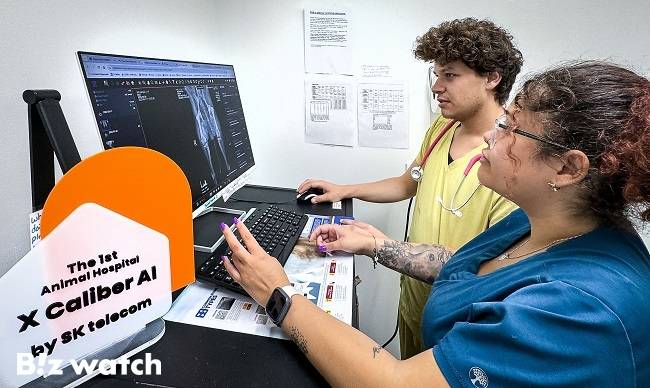 뉴저지에 위치한 릿지필드 파크 동물병원에서 수의사와 간호사가 엑스칼리버를 사용한 AI분석 결과를 확인하고 있다./사진=SK텔레콤 제공