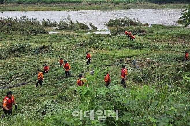 12일 오전 충북 영동군 심천면 금강에서 소방대원들이 실종자를 찾기 위한 수색을 하고 있다 (사진=영동소방서)