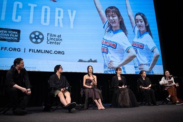 지난 12일 열린 뉴욕아시안 영화제에서 개막작으로 상영된 영화 '빅토리'의 주인공 혜리((왼쪽에서 세번째)와 박세완이 시사후 기자간담회에 참석해 관객과 대화를 나누고 있다. 사진제공=Rom Choi / New York Asian Film Festival