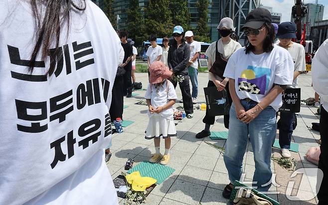 초복인 15일 서울 종로구 보신각 앞에서 열린 '2024 복날추모행동'에서 참가자들이 밀집 사육되는 닭을 애도 묵념하고 있다.  2024.7.15/뉴스1 ⓒ News1 이동해 기자