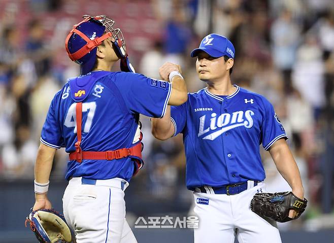 삼성 오승환(오른쪽)이 14일 잠실구장에서 열린 2024 KBO리그 두산과 경기 9회말 등판해 승리를 지켜낸 뒤 포수 강민호와 하이파이브를 하고 있다. 잠실 | 박진업 기자 upandup@sportsseoul.com