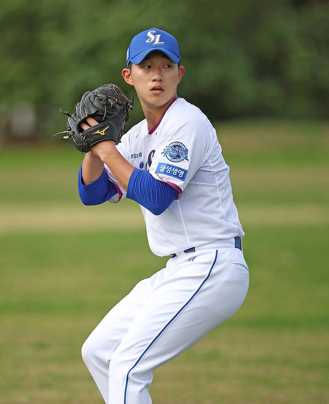 삼성 김성경이 2024 오키나와 스프링캠프에서 훈련하고 있다. 사진 | 삼성 라이온즈