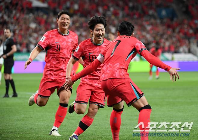 11일 서울월드컵경기장에서 열린 2026 FIFA 북중미 월드컵 2차 예선 대한민국과 중국의 경기. 손흥민이 선취골을 넣은 이강인과 함께 환호하고 있다. 상암=박재만 기자 pjm@sportschosun.com/2024.06.11/