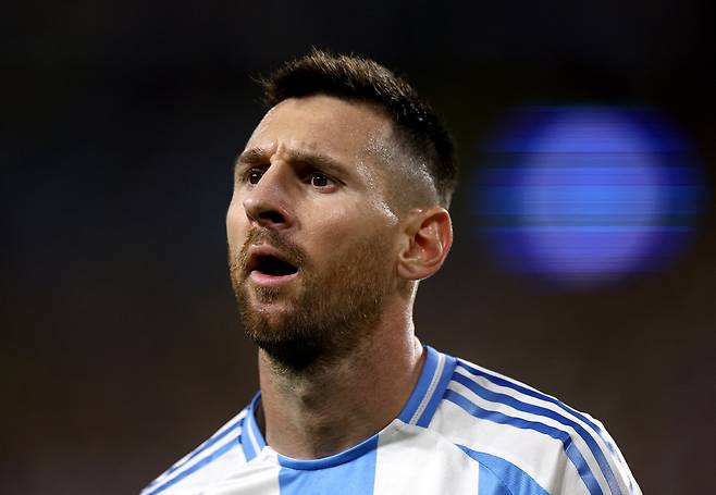 리오넬 메시가 펑펑 눈물을 흘렸지만 아르헨티나가 통산 16번째 코파 아메리카 우승에 성공했다. 아르헨티나는 코파 아메리카 2021, 2022 FIFA 카타르 월드컵부터 코파 아메리카 2024까지 메이저 대회 3연패 대업을 달성했다. <저작권자(c) 연합뉴스, 무단 전재-재배포, AI 학습 및 활용 금지>