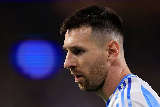 리오넬 메시가 펑펑 눈물을 흘렸지만 아르헨티나가 통산 16번째 코파 아메리카 우승에 성공했다. 아르헨티나는 코파 아메리카 2021, 2022 FIFA 카타르 월드컵부터 코파 아메리카 2024까지 메이저 대회 3연패 대업을 달성했다. <저작권자(c) 연합뉴스, 무단 전재-재배포, AI 학습 및 활용 금지>