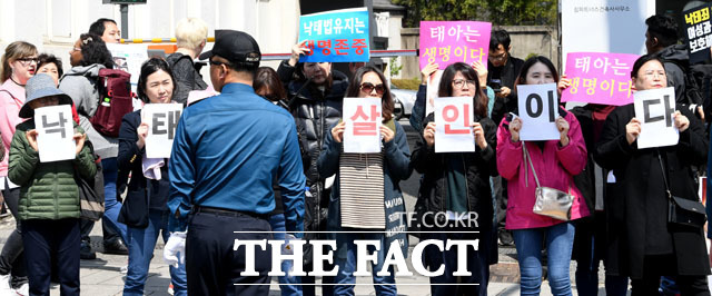 경찰이 최근 유튜브에 임신 36주차에 낙태(인공임신중절) 수술을 받았다고 주장하는 영상을 올린 게시자 수사에 착수했다. 경찰은 일반적인 낙태와는 다르다며 엄정 수사 방침을 밝혔다. /남윤호 기자