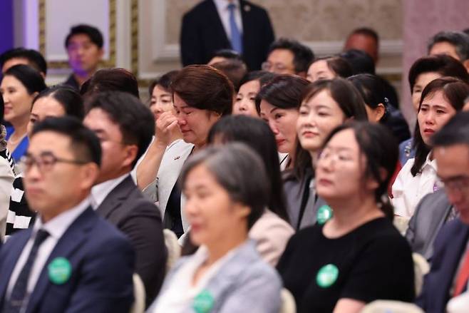 14일 청와대 영빈관에서 열린 '제1회 북한이탈주민의날 기념식'에 참석한 탈북민들이 윤석열 대통령의 기념사를 들으며 눈물을 흘리고 있다. [이미지출처=연합뉴스]