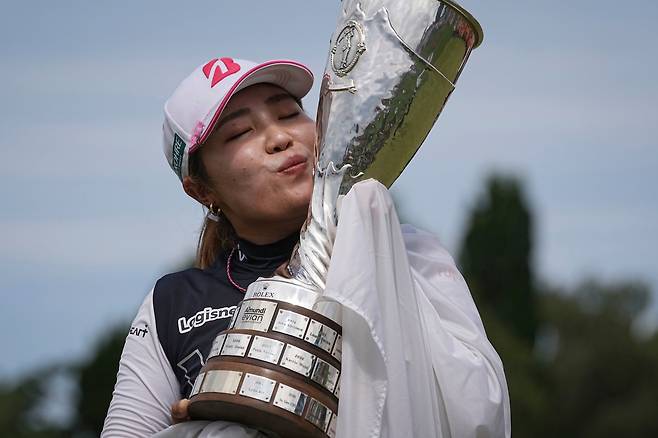 후루에 아야카가 14일 프랑스 에비앙 리조트 골프클럽에서 LPGA 투어 아문디 에비앙 챔피언십 우승 트로피에 입맞추고 있다./AP 연합뉴스