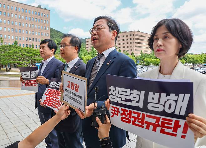 더불어민주당 조국혁신당 법사위원들이 윤석열 대통령에 대한 국회 탄핵 청원 청문회 증인출석 요구서를 대통령실에 전달하는 과정에서 발생한 사건에 대한 고위공직자범죄수사처(공수처)에 고발장을 접수하기 위해 15일 오전 정부과천청사 민원실에 도착해 민주당 김승원 의원이 고발장의 취지를 밝히고 있다. 더불어민주당 이성윤(왼쪽부터), 이건태, 김승원 의원, 조국혁신당 박은정 의원. /연합뉴스