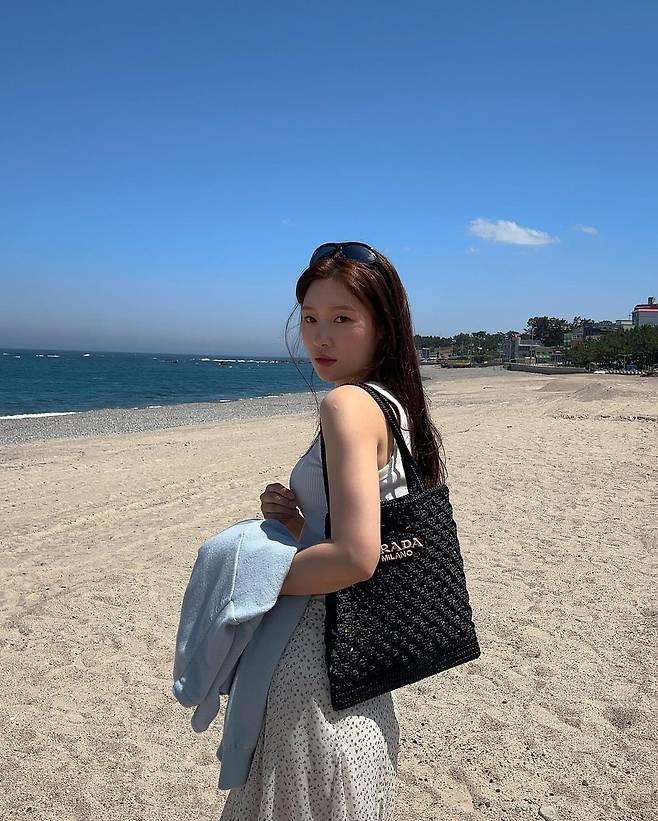 인스타그램 정채연은 시원한 원피스에 프라다 네트백을 매치한 휴양지 룩을 선보였다. 깔끔한 블랙 슬리브리스 톱에 슬랙스, 그리고 블랙 컬러의 네트백을 매치해 클래식하면서도 세련된 여름 룩을 완성한 이나연.