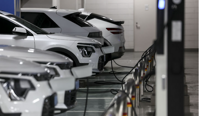 서울시내 주차장 내 전기차충전소에서 전기차량이 충전되고 있다.ⓒ뉴시스