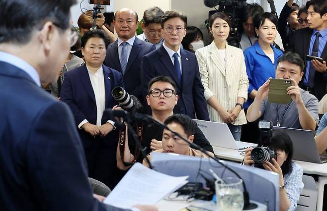 이재명 더불어민주당 전 대표가 지난 10일 오전 서울 여의도 중앙당사에서 8·18 전당대회 당대표 출마 선언을 하는 가운데 문정복·김민석·강선우·전현희 의원(사진 왼쪽부터)이 지켜보고 있다. ⓒ뉴시스