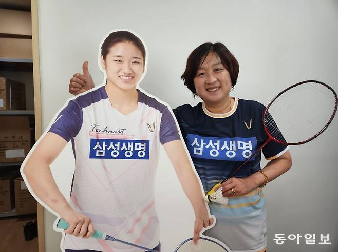 길영아 삼성생명 배드민턴팀 감독(오른쪽)이 소속팀 안세영의 입간판에서 엄지를 들어보이고 있다. 안세영은 파리올림픽 여자 단식에서 금메달에 도전한다.  이헌재 기자