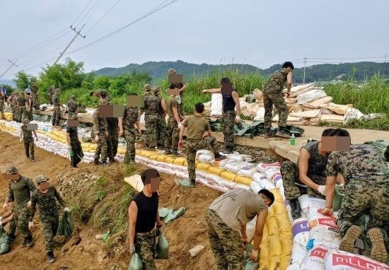 폭우를 대비해 모래주머니로 축대를 쌓고 있는 장병들. 육대전 캡처