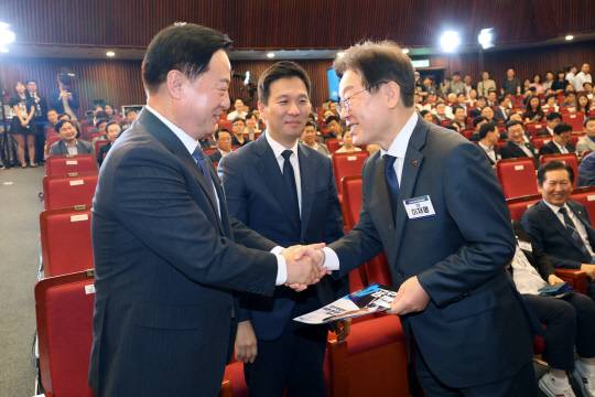 14일 오후 서울 여의도 국회도서관 강당에서 열린 더불어민주당 8·18 전당대회 최고위원 선출을 위한 예비경선. 



이재명·김두관(왼쪽), 김지수(가운데) 당 대표 후보들이 인사를 나누고 있다.<연합뉴스>