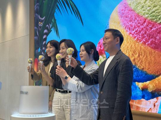 허희수(가장 오른쪽) SPC 부사장, 구글 아시아태평양 지역 플랫폼 디바이스 마케팅 총괄 케이시(왼쪽에서 두번째), 이성민(왼쪽)구글페이 유통결제 파트너십팀 총괄 등 관계자들이 15일 서울 강남구 Workshop by 배스킨라빈스에서 열린 트로피컬 썸머 플레이 론칭 행사에 참석해 기념촬영을 하고 있다.
