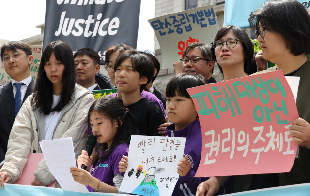 기후위기 헌법소원 첫 공개변론이 열린 지난 4월23일 오후 서울 종로구 재동 헌법재판소 앞에서 청소년기후행동 등 기후소송 원고 단체 활동가와 공동 대리인단이 연 기자회견에서 김한나 아기기후소송 원고(초등학교 3학년·앞쪽 마이크 든 학생)가 “어른들과 정부가 우리의 기본권을 함부로 하고 있다”며 “재판관님들께서 우리의 기본권을 지켜주세요”라고 밝히고 있다. 김정효 기자 hyopd@hani.co.kr