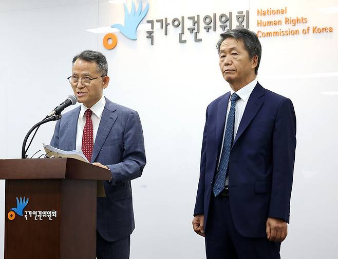 지난달 26일 오전 서울 중구 국가인권위원회에서 기자회견을 열고 ‘소위원회 의결정족수 안건’이 지난 24일 전원위원회에서 의결되지 않았다며 송두환 위원장이 주재하는 향후 전원위 출석 거부 방침을 밝히는 이충상, 김용원 인권위 상임위원(왼쪽부터). 연합뉴스