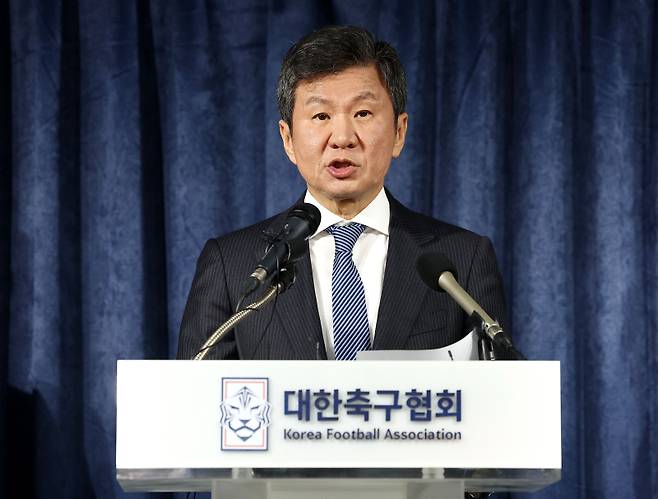 <yonhap photo-3069="">한국 축구 국가대표팀 사안 관련 임원 회의를 마친 정몽규 대한축구협회장이 16일 오후 서울 종로구 축구회관에서 회의 결과를 발표하고 있다. 2024.2.16 [연합뉴스]</yonhap>