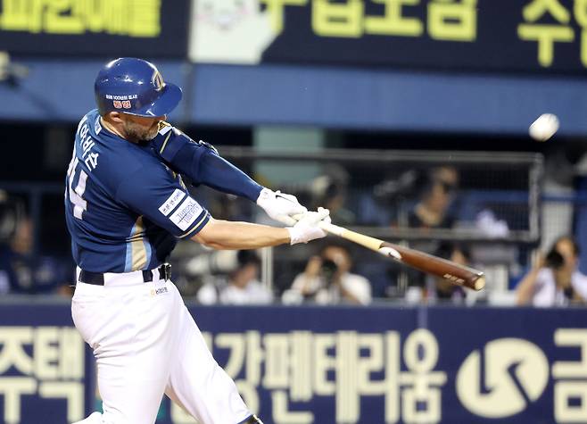 2024 KBO리그 프로야구 NCㅍ다이노스와 두산 베어스의 경기가 19일 오후 서울 잠실야구장에서 열렸다. 8회초 무사 2루 데이비슨이 투런 홈런을 치고 있다. 잠실=김민규 기자 mgkim1@edaily.co.kr /2024.06.19/