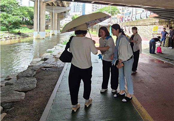 부산광역시 관계자들이 관광객을 대상으로 여름철 식중독 예방 민관 합동 캠페인을 진행하고 있다. [사진=부산광역시]