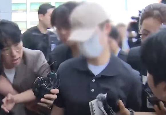 '얼차려 훈련병 사망사건' 피의자인 육군 12사단 소속 강모 중대장이 사건에 대해 일부 억울한 점을 호소했다. 지난달 21일 오전 강 중대장이 구속 전 피의자심문(영장실질심사)을 받기 위해 춘천지법으로 들어서고 있다. [사진=YTN 보도화면 캡처]