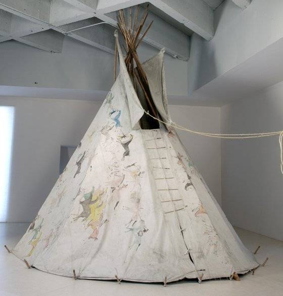 대평원에 사는 부족들은 들소 떼를 따라서 빠르게 이동해야 했기에 조립과 해체가 간편한 집인 티피를 만들었다. 땅바닥에 나무 말뚝을 박고 그 위에 들소 가죽을 덮는 형태로 19세기 후반 들소의 수가 줄며 캔버스 천으로 대체됐다. 덴버박물관