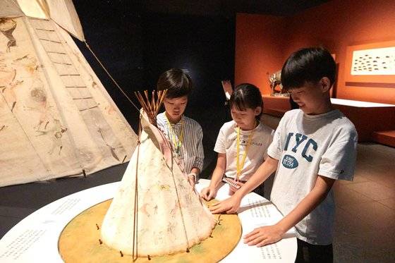 티피 전시물 옆에는 실제 형태와 재질을 최대한 살려 모형으로 제작한 촉각 체험전시물이 있다.