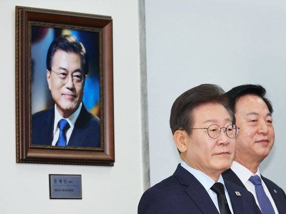 더불어민주당 이재명 당대표 후보와 김두관 후보가 15일 오전 국회에서 제1회 전국당원대회 후보자 공명선거 실천 서약식에 참석했다. 연합뉴스