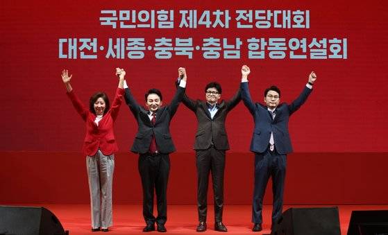 나경원(왼쪽부터)·원희룡·한동훈·윤상현 국민의힘 당대표 후보들이 15일 천안 유관순체육관에서 열린 대전·세종·충북·충남 합동연설회에서 기념촬영을 하고 있다. 뉴스1