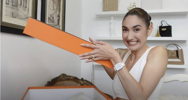 한 해외 유명 유튜버가 언박싱 영상을 통해 에르메스 버킨백을 소개하고 있다. 사진=유튜브 캡처