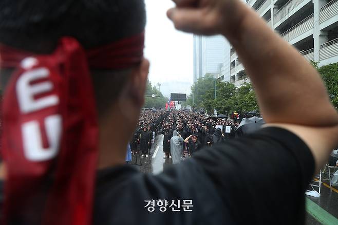 전국삼성전자노동조합 조합원들이 첫 총파업을 시작한 8일 경기도 화성시 삼성전자 화성사업장 앞에서 열린 총파업 결의대회에서 구호를 외치고 있다. 2024.07.08. 정효진 기자