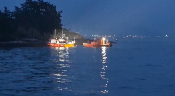 지난 7일 경남 사천시 씨앗섬 인근 해상에서 낚시어선이 암초에 얹히는 사고가 일어나자 해양경찰이 구조 작업을 하고 있다. 사천해경 제공