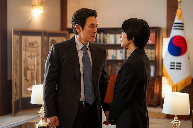 Sul Kyung-gu (left) and Kim Hee-ae star in "The Whirlwind." (Netflix)