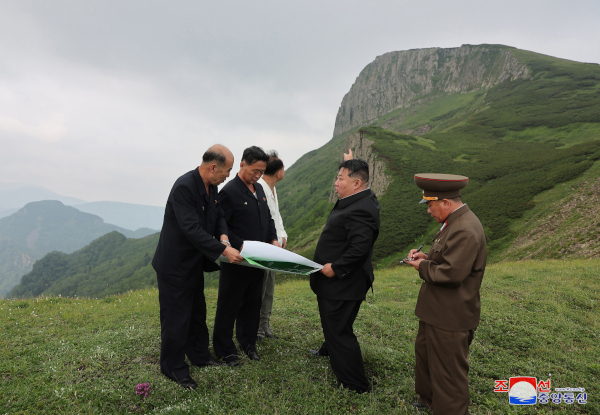 김정은 북한 국무위원장이 지난 11, 12일 백두산 인근 삼지연시 개발 현장을 찾아 건설 감독 간부들의 직무태만을 강하게 질책하며 처벌을 지시했다고 조선중앙통신이 14일 보도했다. 김 위원장은 건설 분야 고위 간부들을 거명하며 “당중앙과 정부의 요구와 지시, 경고를 귓등으로도 듣지 않고 있다”고 비난했다. 연합뉴스