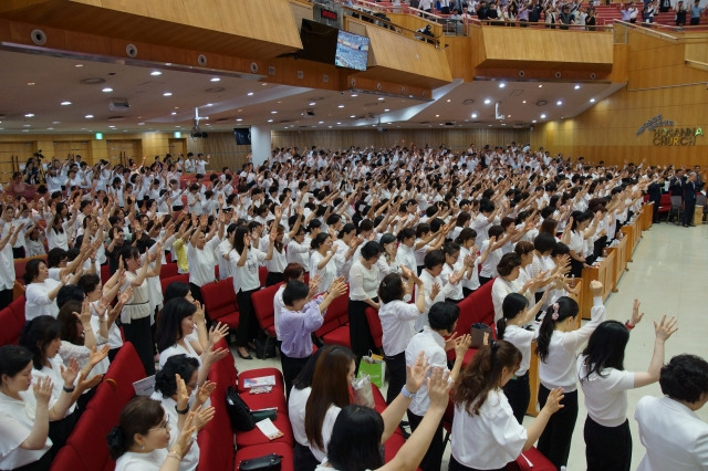 14일 부산 호산나교회에서 열린 K-가스펠문화축제 및 714기도대성회에서 참석자들이 두 손을 들고 합심기도를 하고 있다.