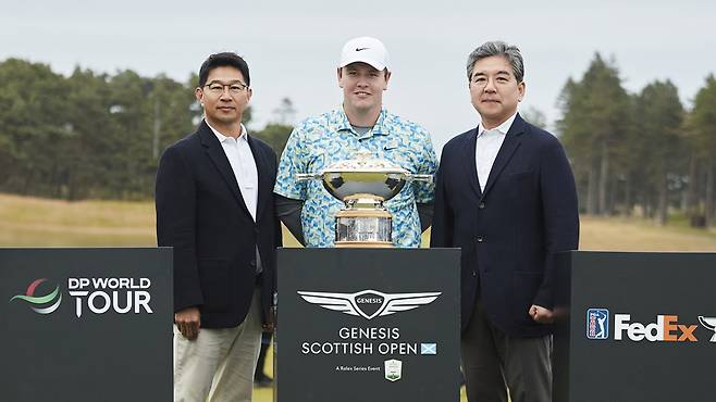 (왼쪽부터) 제네시스 사업 본부장 송민규 부사장, '2024 제네시스 스코티시 오픈' 우승자 로버트 매킨타이어, 현대차 장재훈 사장[사진 제공-현대차그룹]
