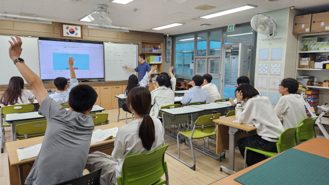 ‘호랑이·판다·태극 함께’ 지난 12일 경기 안성시 죽산면 한겨레중고등학교에서 북한이탈주민 학생들이 수학 수업 시간에 질문하기 위해 손을 들고 있다.  권승현 기자