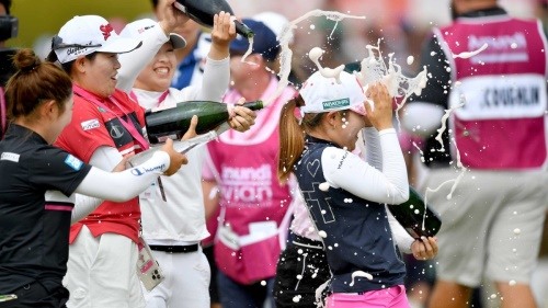 우승 직후 동료들로부터 샴페인 세례를 받고 있는 후루에 아야카. [사진=LPGA]