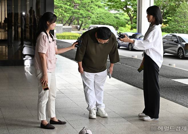 유튜버 구제역(본명 이준희)이 15일 오후 서울 서초구 서울중앙지검에 조사를 받기위해 자진 출석하고 있다. 구제역은 구독자 1000만여 명을 보유한 유튜버 쯔양(본명 박정원)의 과거를 폭로하겠다고 협박한 혐의를 받고 있다. 임세준 기자