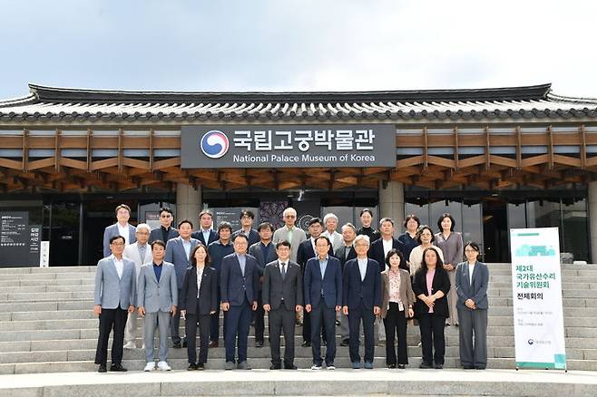 [서울=뉴시스] 제2대 국가유산수리기술위원회와 기념촬영한 최응천 국가유산청장 (맨 앞줄 가운데) (사진=국가유산청 제공) 2024.07.15. photo@newsis.com *재판매 및 DB 금지