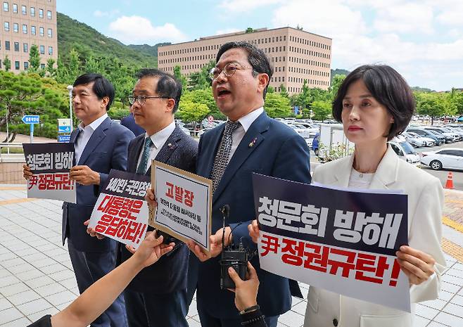 더불어민주당 조국혁신당 법사위원들이 윤석열 대통령에 대한 국회 탄핵 청원 청문회 증인출석 요구서를 대통령실에 전달하는 과정에서 발생한 사건에 대한 고위공직자범죄수사처(공수처)에 고발장을 접수하기 위해 15일 오전 정부과천청사 민원실에 도착해 민주당 김승원 의원(왼쪽 세 번째)이 고발장의 취지를 밝히고 있다. 왼쪽부터 더불어민주당 이성윤, 이건태, 김승원 의원, 조국혁신당 박은정 의원. 연합뉴스