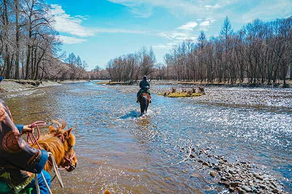 말을 타고 툴강을 건너는 사람들의 모습