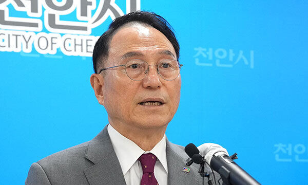 박상돈 천안시장이 15일 기자회견을 열고 ‘2024년도 거점육성형 투자선도지구 공모사업’선정 의미와 이 일대 도시개발 로드맵을 설명했다.