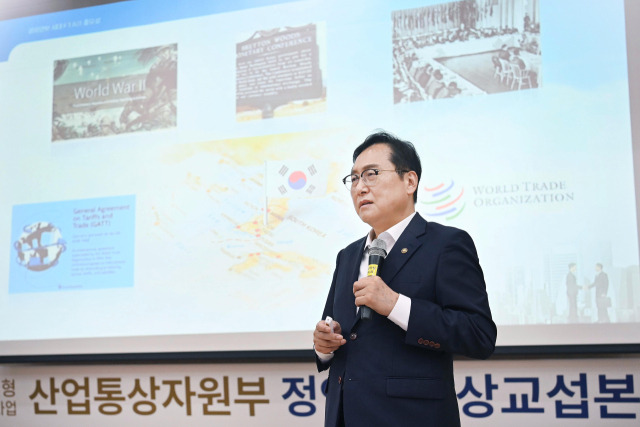 정인교 산업통상자원부 통상교섭본부장이 15일 충남 천안 천안여자상업고등학교에서 '경제안보시대 자유무역협정(FTA)의 중요성'을 주제로 학생들에게 강연을 하고 있다. 사진 제공=산업통상자원부