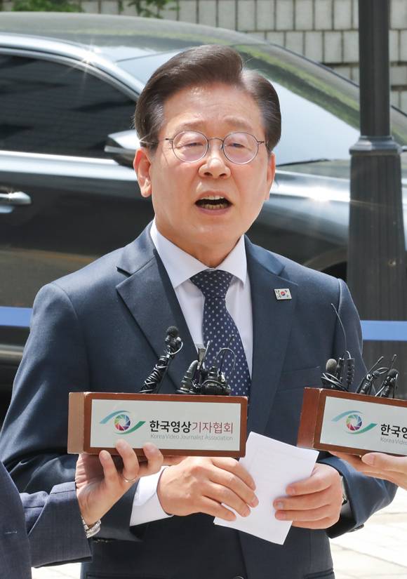 이재명 더불어민주당 대표가 6월14일 서울 서초동 서울중앙지법에서 열린 공직선거법 관련 재판에 출석하기에 앞서 기자회견을 통해 '쌍방울 불법 대북 송금'에 대한 입장을 밝히고 있다. ⓒ시사저널 박정훈