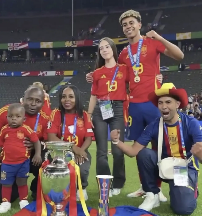 야말이 15일 유로 우승 후 여자친구를 포함해 가족과 기념 사진을 찍었다.  트리뷰나 캡처