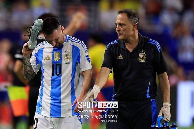 ▲ 리오넬 메시가 경기 중 부상으로 빠졌다. 위기였지만 아르헨티나는 정상을 지켰다. 직전 코파 아메리카와 월드컵에 이어 메이저 대회 3회 연속 우승이다. 아르헨티나는 코파 아메리카 통산 16회 우승 금자탑을 쌓았다. 메시는 후반 18분 오른쪽 발목 부상으로 그라운드를 나갔다. 벤치에서 펑펑 울며 안타까움을 자아냈다. 하지만 라우타로 마르티네스의 결승골이 아르헨티나와 메시를 살렸다. 이로써 메시는 또 하나의 우승컵을 추가했다.